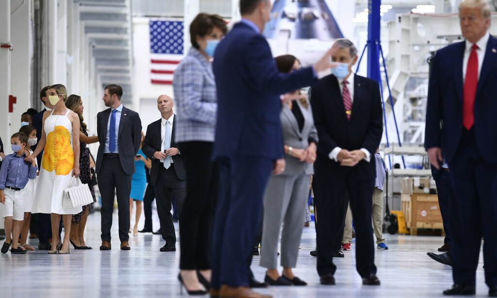 MED OG UTEN: Mens datteren Ivanka Trump (t.v.) hadde på seg maske, lot pappa Donald Trump (t.h.) det være. Foto: Brendan Smialowski / AFP MED OG UTEN: Mens datteren Ivanka Trump (t.v.) hadde på seg maske, lot pappa Donald Trump (t.h.) det være. Foto: Brendan Smialowski / AFP
