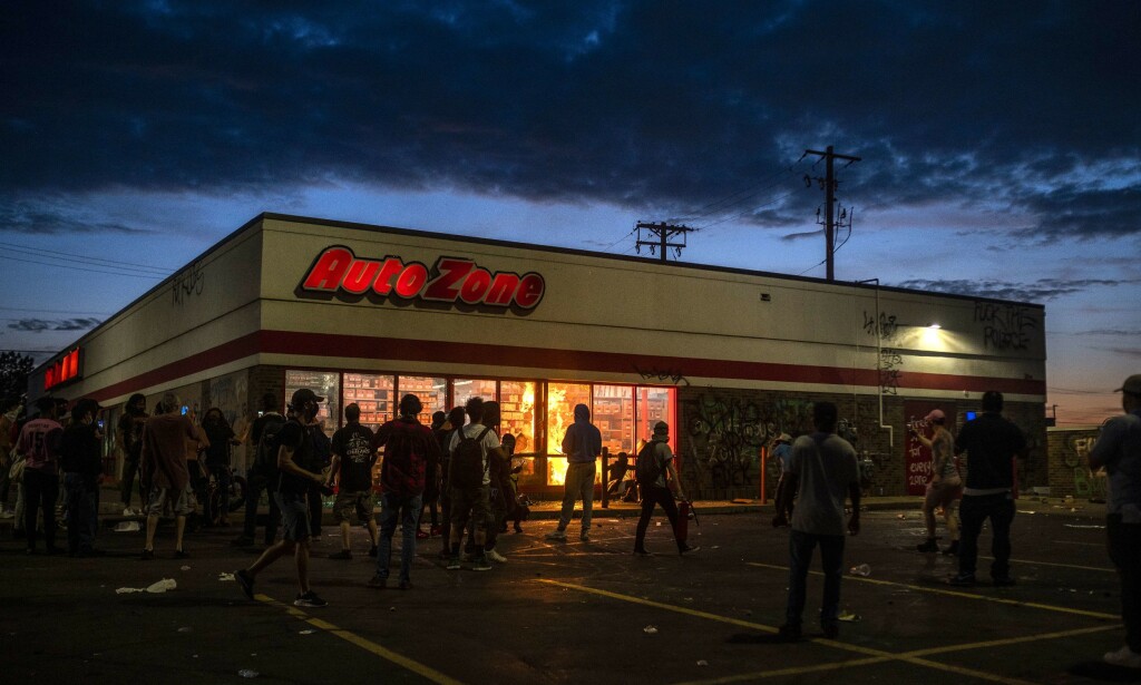 I BRANN: En bildelforretning står i brann nær en politistasjon i Minneapolis under opptøyene i Minnesota natt til torsdag.Foto: NTB Scanpix/Stephen Maturen/Getty Images/AFP I BRANN: En bildelforretning står i brann nær en politistasjon i Minneapolis under opptøyene i Minnesota natt til torsdag.Foto: NTB Scanpix/Stephen Maturen/Getty Images/AFP