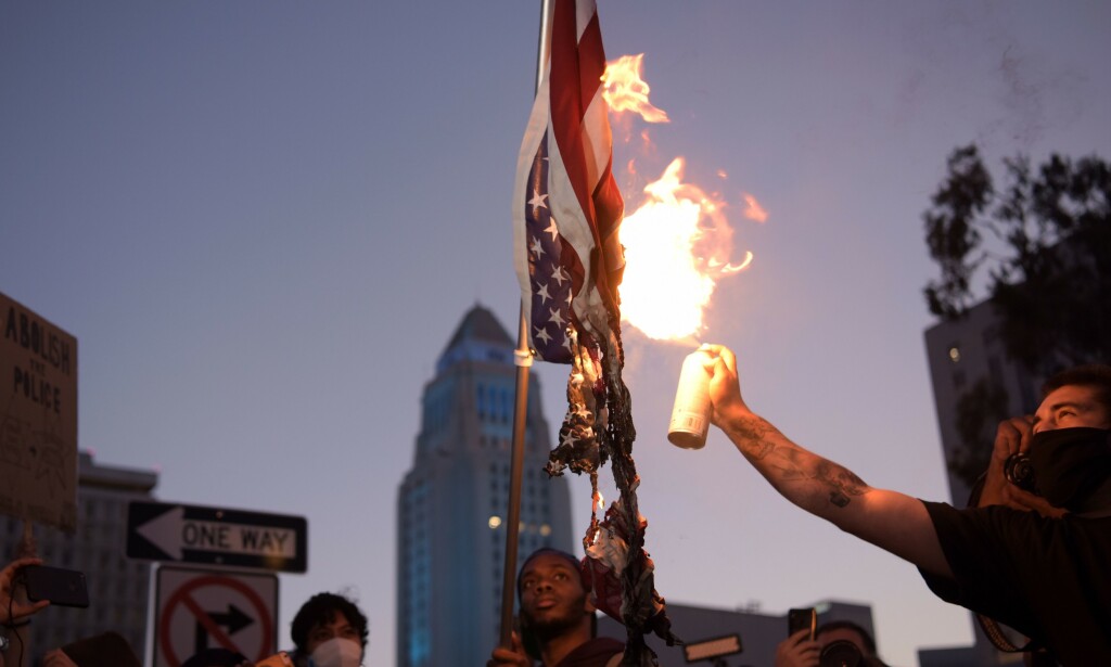 BRANT FLAGG: Det har vært heftige protester i gatene etter at George Floyd mistet livet i politivold på mandag, som her i Los Angeles. Foto: NTB Scanpix/Agustin Paullier/ AFP BRANT FLAGG: Det har vært heftige protester i gatene etter at George Floyd mistet livet i politivold på mandag, som her i Los Angeles. Foto: NTB Scanpix/Agustin Paullier/ AFP
