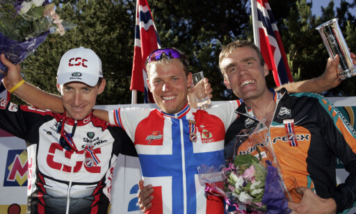 FRA FOTBALL TIL SYKKEL: Knut Anders Fostervold gikk fra NM-gull og Champions League-deltakelse i fotball til en rekke NM-medaljer på sykkelsete, her sammen med Thor Hushovd og Kurt Asle Arvesen på pallen. Det holdt ikke til Egebergs Ærespris. Foto: Cornelius Poppe / SCANPIX FRA FOTBALL TIL SYKKEL: Knut Anders Fostervold gikk fra NM-gull og Champions League-deltakelse i fotball til en rekke NM-medaljer på sykkelsete, her sammen med Thor Hushovd og Kurt Asle Arvesen på pallen. Det holdt ikke til Egebergs Ærespris. Foto: Cornelius Poppe / SCANPIX