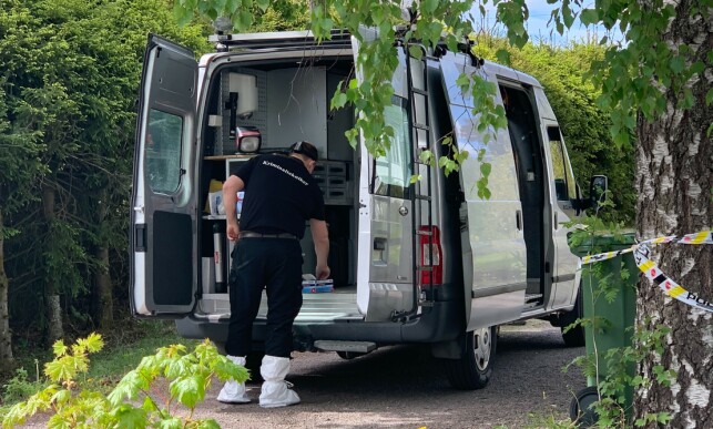 TEKNIKER: En kriminaltekniker henter utstyr i bilen. Foto: Marthe S. Lien / Dagbladet TEKNIKER: En kriminaltekniker henter utstyr i bilen. Foto: Marthe S. Lien / Dagbladet
