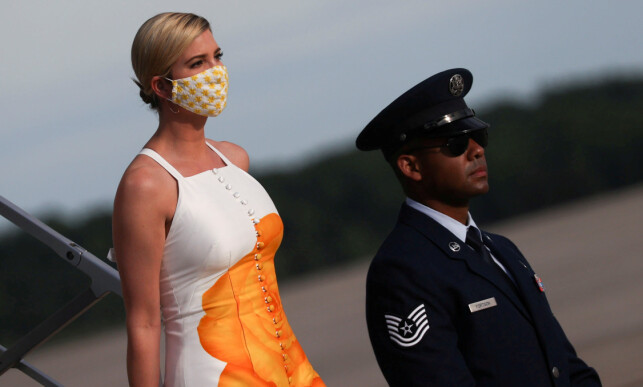 MUNNBINDET PÅ: Presidentens datter Ivanka Trump på vei av Air Force One onsdag, iført munnbind. Foto: Reuters / NTB Scanpix MUNNBINDET PÅ: Presidentens datter Ivanka Trump på vei av Air Force One onsdag, iført munnbind. Foto: Reuters / NTB Scanpix