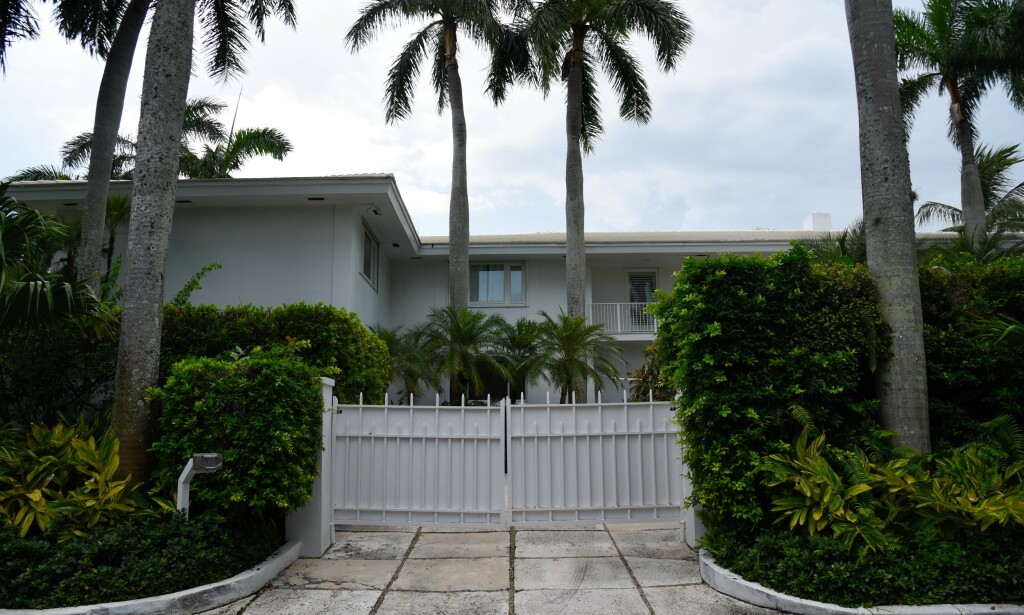 RIKINGSTRØK: Jeffrey Epsteins hjem i Florida har vært sentral i etterforskningen til politiet. Et større antall kvinner har fortalt at de ble presset til å gi milliardæren en av de velomtalte massasjene i huset. Foto: NTB Scanix RIKINGSTRØK: Jeffrey Epsteins hjem i Florida har vært sentral i etterforskningen til politiet. Et større antall kvinner har fortalt at de ble presset til å gi milliardæren en av de velomtalte massasjene i huset. Foto: NTB Scanix