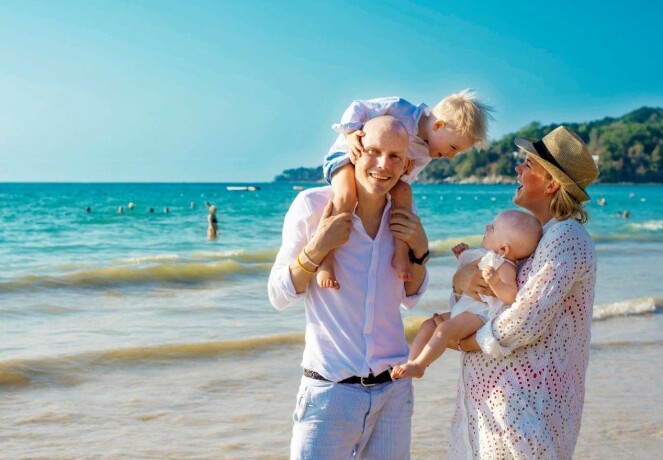 FAMILIEGLEDE: Nylig var familien på ferie i Thailand. – Vi satt 11 timer på fly med to småbarn og vi måtte rett i karantene da vi kom hjem. Men den turen var verdt mange dater. Lysten på å oppleve ting stopper ikke opp selv om livet stopper opp. FOTO: Witita Leelasutanon/Se og Hør FAMILIEGLEDE: Nylig var familien på ferie i Thailand. – Vi satt 11 timer på fly med to småbarn og vi måtte rett i karantene da vi kom hjem. Men den turen var verdt mange dater. Lysten på å oppleve ting stopper ikke opp selv om livet stopper opp. FOTO: Witita Leelasutanon/Se og Hør
