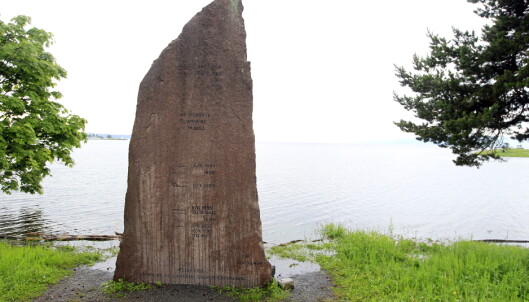 SKREKKMONUMENT: Flomsteinen på Koigen i Hamar viser ulike vannstander i Mjøsa under ekstreme flomforhold i mer enn 200 år. Bildet er tatt i 2011. De verste utsiktene for årets snøsmelting er nå redusert. Foto: Cornelius Poppe, NTB Scanpix. SKREKKMONUMENT: Flomsteinen på Koigen i Hamar viser ulike vannstander i Mjøsa under ekstreme flomforhold i mer enn 200 år. Bildet er tatt i 2011. De verste utsiktene for årets snøsmelting er nå redusert. Foto: Cornelius Poppe, NTB Scanpix.