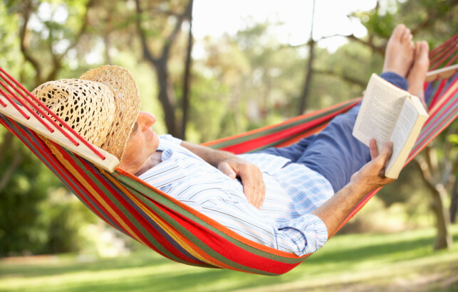 BEHAGELIG: Det er lite som slår det å døse i en hengekøye med en god bok i ferien. Foto: Shutterstock BEHAGELIG: Det er lite som slår det å døse i en hengekøye med en god bok i ferien. Foto: Shutterstock