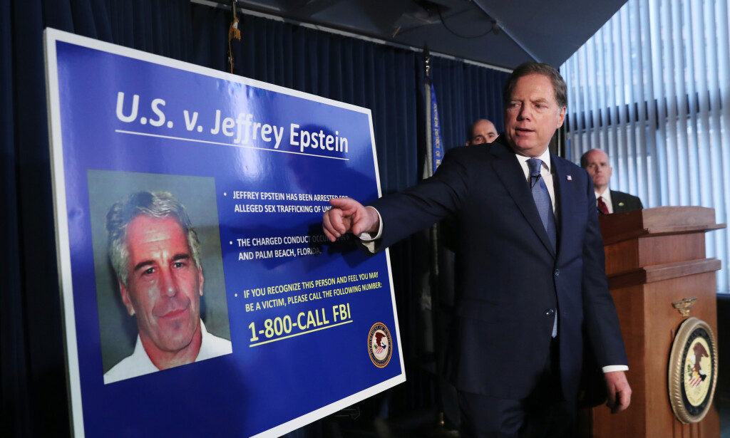 INGEN KAUSJON: Dette bildet er tatt på pressekonferansen som ble avhold dagen Epstein ble arrestert og siktet. Han var villig til å betale mye penger for å slippe ut, men dommeren nektet ham kausjon. Foto: NTB Scanpix INGEN KAUSJON: Dette bildet er tatt på pressekonferansen som ble avhold dagen Epstein ble arrestert og siktet. Han var villig til å betale mye penger for å slippe ut, men dommeren nektet ham kausjon. Foto: NTB Scanpix