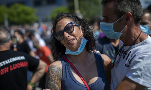 GRÅT: Torsdagens nyhet var tung å motta for de ansatte, her representert ved Rosa Jimenez (43) - som er avbildet utenfor Nissans fabrikk i Barcelona. Foto: Emilio Morenatti / AP / NTB Scanpix GRÅT: Torsdagens nyhet var tung å motta for de ansatte, her representert ved Rosa Jimenez (43) - som er avbildet utenfor Nissans fabrikk i Barcelona. Foto: Emilio Morenatti / AP / NTB Scanpix