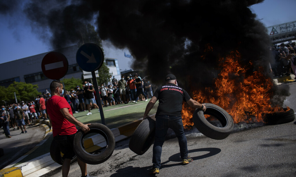 DEMONSTRERTE: Brennende bildekk og maskekledde demonstranter var det som møtte ledelsen ved Nissans fabrikk i Barcelona torsdag. Foto: Emilio Morenatti / AP / NTB Scanpix DEMONSTRERTE: Brennende bildekk og maskekledde demonstranter var det som møtte ledelsen ved Nissans fabrikk i Barcelona torsdag. Foto: Emilio Morenatti / AP / NTB Scanpix