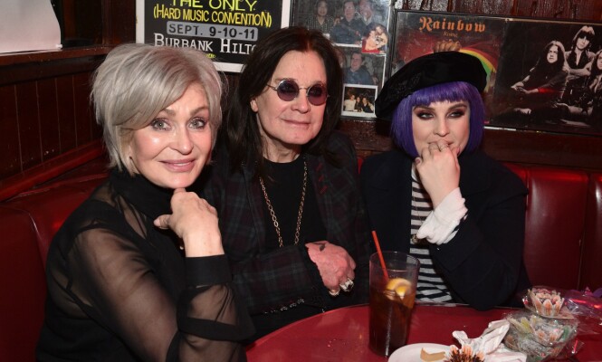OSBOURNE-FAMILIEN: Her er Sharon Osbourne med sin nye grå hårfarge i februar. I midten sitter ektemannen Ozzy, og til høyre datteren Kelly. Foto: NTB Scanpix OSBOURNE-FAMILIEN: Her er Sharon Osbourne med sin nye grå hårfarge i februar. I midten sitter ektemannen Ozzy, og til høyre datteren Kelly. Foto: NTB Scanpix