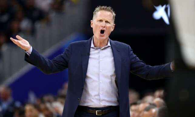 RASER: Golden State Warriors-trener Steve Kerr reagerer kraftig på dødsfallet. Foto: NTB scanpix RASER: Golden State Warriors-trener Steve Kerr reagerer kraftig på dødsfallet. Foto: NTB scanpix