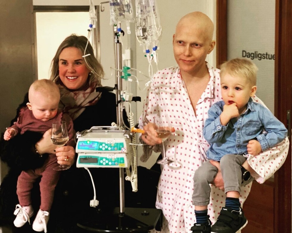 FEIRING: Martine og Bjørn Einar sammen med barna Fiona og Fred, samme dag som Bjørn Einar er ferdig med sin siste cellegiftkur. FOTO: Privat FEIRING: Martine og Bjørn Einar sammen med barna Fiona og Fred, samme dag som Bjørn Einar er ferdig med sin siste cellegiftkur. FOTO: Privat