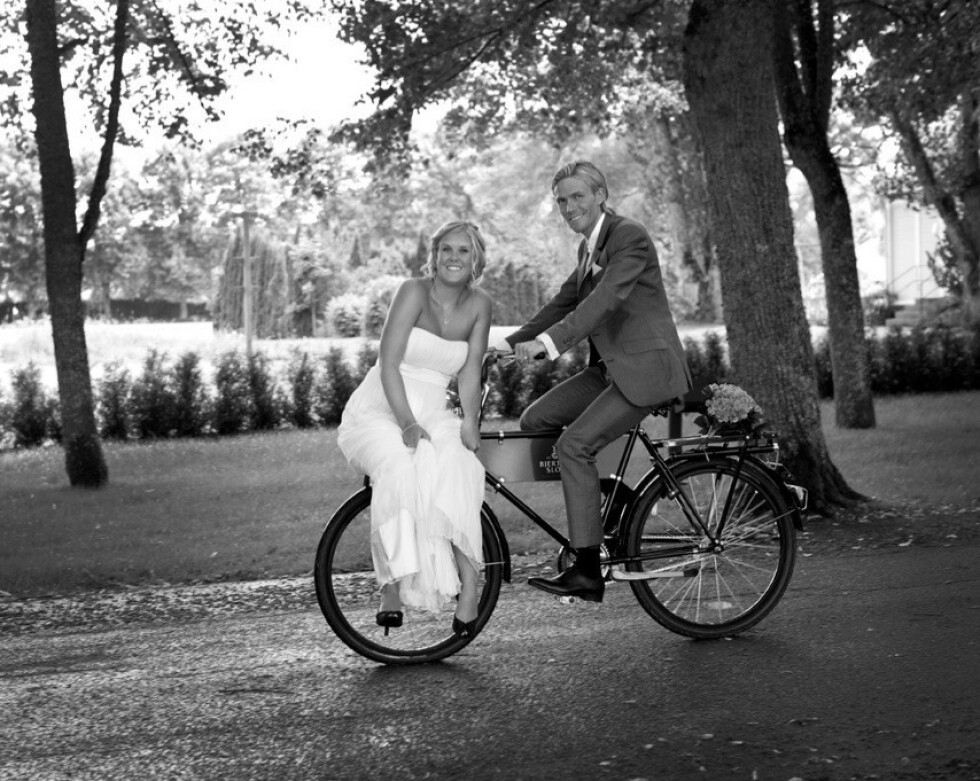 JA! Martine og Bjørn Einar giftet seg på en slott i Sverige i 2011. FOTO: Frank Sandbye Ruud/Privat JA! Martine og Bjørn Einar giftet seg på en slott i Sverige i 2011. FOTO: Frank Sandbye Ruud/Privat