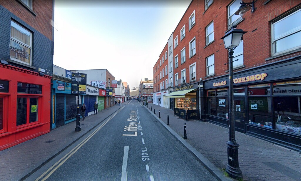 KJØRETUREN: Det var her i Liffey Lower Street, rett ved Temple Bar-området i Dublin, at kjøreturen med søppelbilen skal ha skjedd, ifølge irsk politi. Foto: Google streetview. KJØRETUREN: Det var her i Liffey Lower Street, rett ved Temple Bar-området i Dublin, at kjøreturen med søppelbilen skal ha skjedd, ifølge irsk politi. Foto: Google streetview.