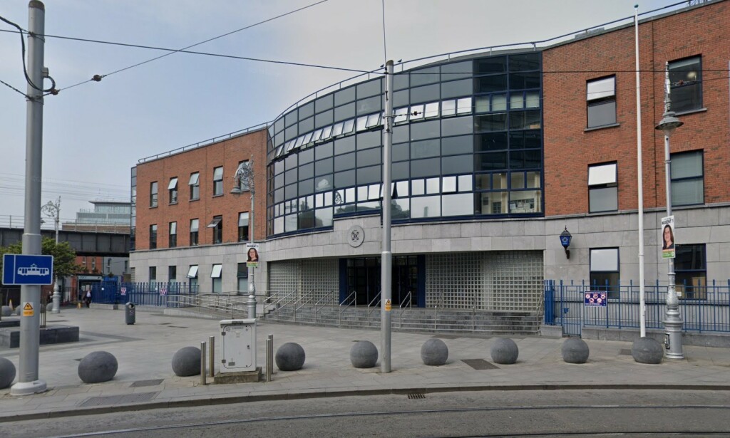 ENDESTASJON: På politistasjonen i Store Street ble nordmannen avhørt - i lånte klær fra politiet. Foto: Google streetview. ENDESTASJON: På politistasjonen i Store Street ble nordmannen avhørt - i lånte klær fra politiet. Foto: Google streetview.