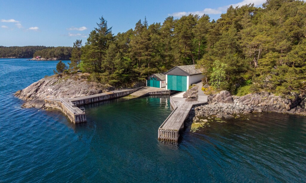 TO BÅTHUS: Eiendommen ligger nærme sjøen, har en lang strandlinje og to båthus. Foto: PrivatMegleren TO BÅTHUS: Eiendommen ligger nærme sjøen, har en lang strandlinje og to båthus. Foto: PrivatMegleren