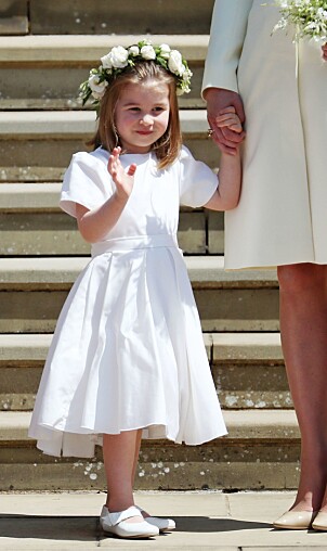 BRØT KONGELIG PROTOKOLL: Prinsesse Charlotte var en av flere brudepiker. Her ser man at hun fikk gå uten strømpebukse i bryllupet. Foto: NTB Scanpix BRØT KONGELIG PROTOKOLL: Prinsesse Charlotte var en av flere brudepiker. Her ser man at hun fikk gå uten strømpebukse i bryllupet. Foto: NTB Scanpix