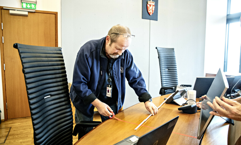 MÅLER OPP: Servicekoordinator Trond Høie har målt opp avstanden mellom aktørene i Oslo Tingrett for å overholde smittevernreglene. Restriksjonene har gitt domstolene et langt etterslep, og da Høie målte på bildet, var det to meters avstand som var regelen. Foto: Nina Hansen / DAGBLADET MÅLER OPP: Servicekoordinator Trond Høie har målt opp avstanden mellom aktørene i Oslo Tingrett for å overholde smittevernreglene. Restriksjonene har gitt domstolene et langt etterslep, og da Høie målte på bildet, var det to meters avstand som var regelen. Foto: Nina Hansen / DAGBLADET