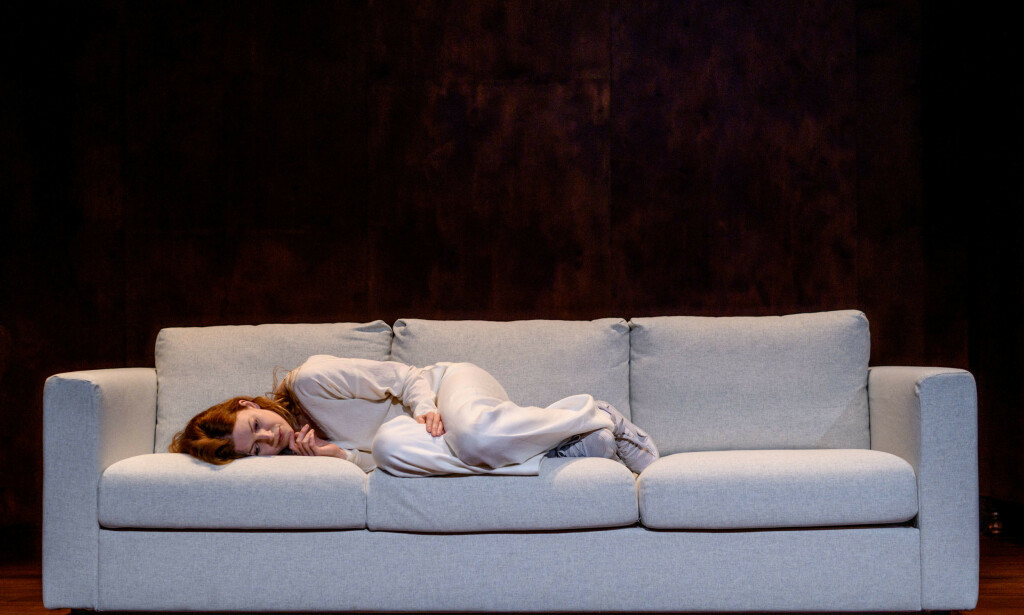 ALENE: Stine Fevik er ensom på scenen i «Girls & Boys». Foto: Lars Opstad, Oslo Nye Teater ALENE: Stine Fevik er ensom på scenen i «Girls & Boys». Foto: Lars Opstad, Oslo Nye Teater