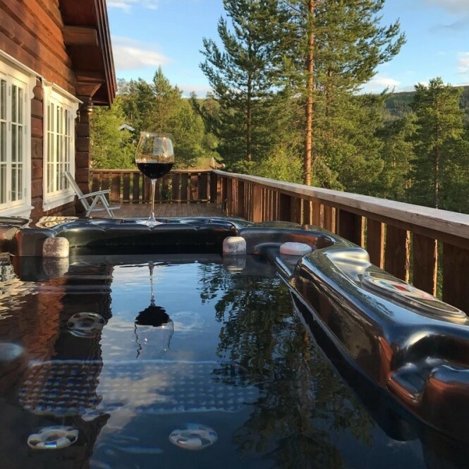 JACUZZI: De nye eierne kan blant annet nyte denne utsikten fra jacuzzien på terrassen. Foto: Privat JACUZZI: De nye eierne kan blant annet nyte denne utsikten fra jacuzzien på terrassen. Foto: Privat