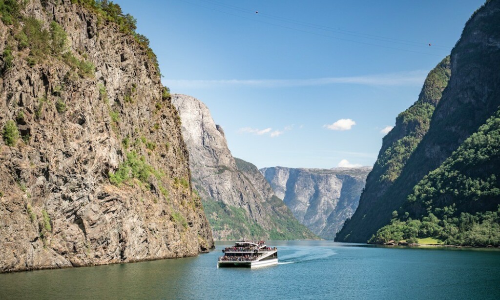Vestlandet: Mellom høye fjell seiler «Future of the Fjords» med norske gjester. Foto: Sverre Hjørnevik/Flåm Vestlandet: Mellom høye fjell seiler «Future of the Fjords» med norske gjester. Foto: Sverre Hjørnevik/Flåm