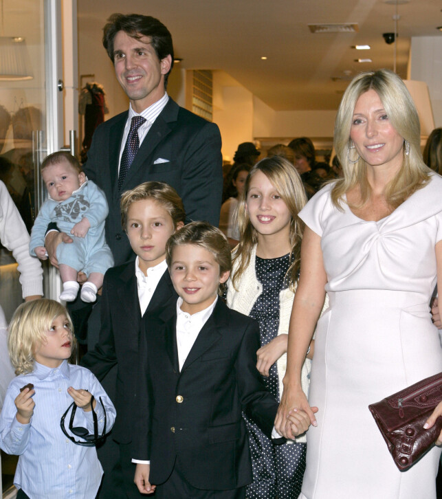 HELE HURVEN: Marie-Chantal og kronprins Pavlos har hele fem barn sammen. Her er hele gjengen i 2008. Foto: NTB Scanpix HELE HURVEN: Marie-Chantal og kronprins Pavlos har hele fem barn sammen. Her er hele gjengen i 2008. Foto: NTB Scanpix