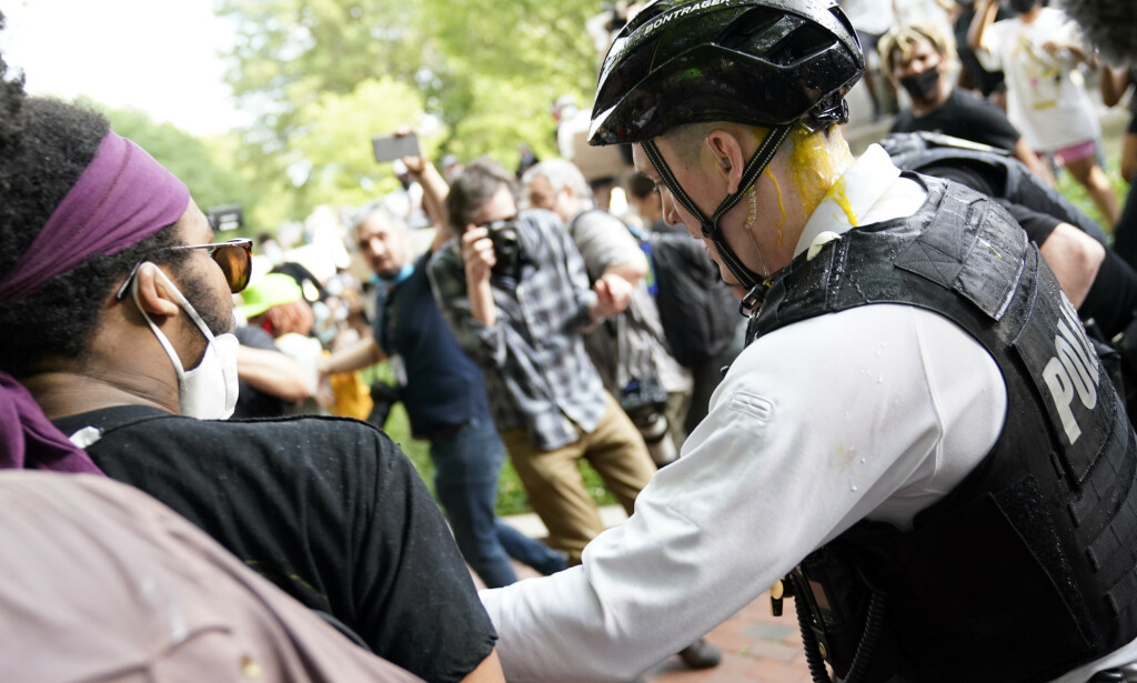 EGG: En Secret Service-agent blir kastet egg på under en demonstrasjon utenfor Det hvite hus. Foto: AP Photo/Evan Vucci EGG: En Secret Service-agent blir kastet egg på under en demonstrasjon utenfor Det hvite hus. Foto: AP Photo/Evan Vucci