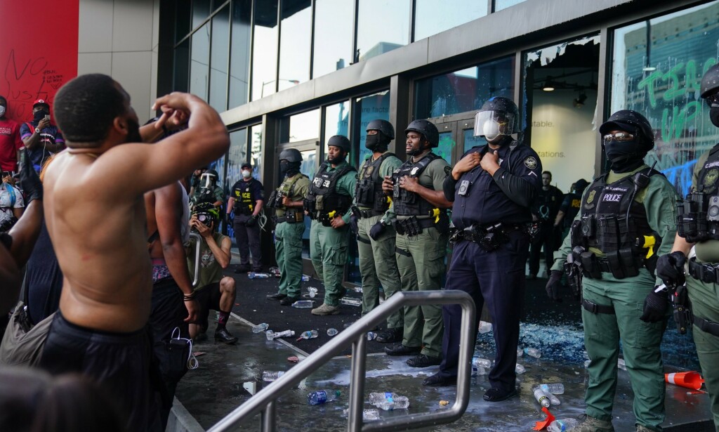 ANGREP CNN: Demonstranter i Atlanta gikk til angrep mot CNNs hovedkvarter. Foto: Elijah Nouvelage/Getty Images/AFP ANGREP CNN: Demonstranter i Atlanta gikk til angrep mot CNNs hovedkvarter. Foto: Elijah Nouvelage/Getty Images/AFP