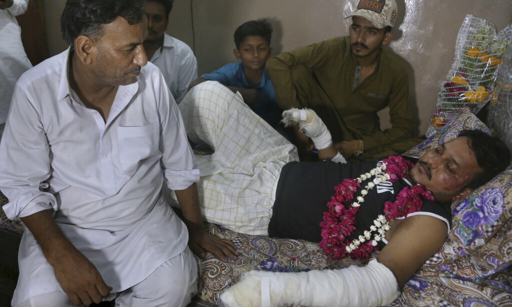 OVERLEVDE: Den 24 år gamle ingeniøren Mohammad Zubair overlevde flystyrten. Foto: AP Photo / Fareed Khan / NTB scanpix OVERLEVDE: Den 24 år gamle ingeniøren Mohammad Zubair overlevde flystyrten. Foto: AP Photo / Fareed Khan / NTB scanpix
