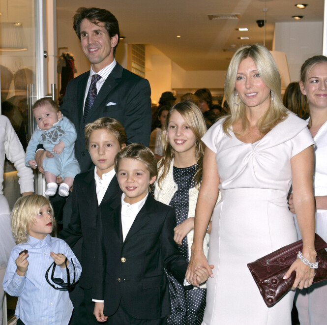 HELE HURVEN: Marie-Chantal og kronprins Pavlos har hele fem barn sammen. Her er hele gjengen i 2008. Foto: NTB Scanpix HELE HURVEN: Marie-Chantal og kronprins Pavlos har hele fem barn sammen. Her er hele gjengen i 2008. Foto: NTB Scanpix