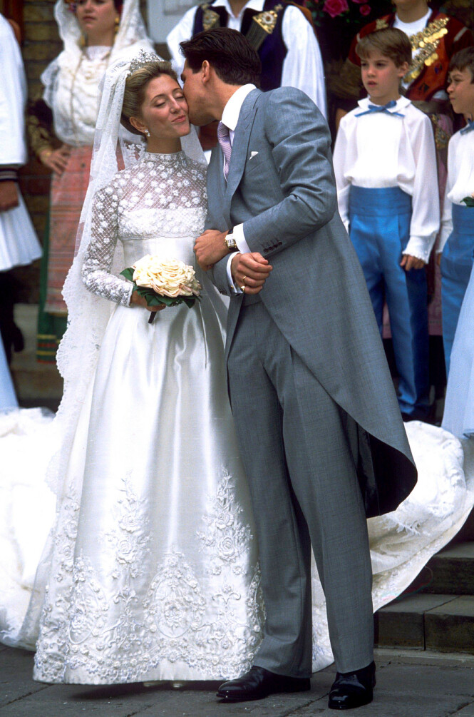 KYSS PÅ KINNET: Kronprins Pavlos kysser bruden sin 1. juli 1995. Om litt over en måned har ekteparet vært gift i hele 25 år. Marie-Chantal bar en kjole fra Valentino. Foto: NTB Scanpix KYSS PÅ KINNET: Kronprins Pavlos kysser bruden sin 1. juli 1995. Om litt over en måned har ekteparet vært gift i hele 25 år. Marie-Chantal bar en kjole fra Valentino. Foto: NTB Scanpix