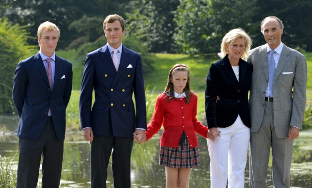 SMITTET: Prins Joachim (til venstre) har fått påvist coronaviruset - etter å ha vært på fest i Spania. Her er han med familien i 2012. Foto: NTB Scanpix SMITTET: Prins Joachim (til venstre) har fått påvist coronaviruset - etter å ha vært på fest i Spania. Her er han med familien i 2012. Foto: NTB Scanpix