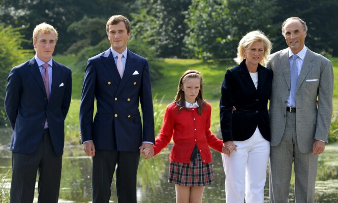 SMITTET: Prins Joachim (til venstre) har fått påvist coronaviruset - etter å ha vært på fest i Spania. Her er han med familien i 2012. Foto: NTB Scanpix SMITTET: Prins Joachim (til venstre) har fått påvist coronaviruset - etter å ha vært på fest i Spania. Her er han med familien i 2012. Foto: NTB Scanpix