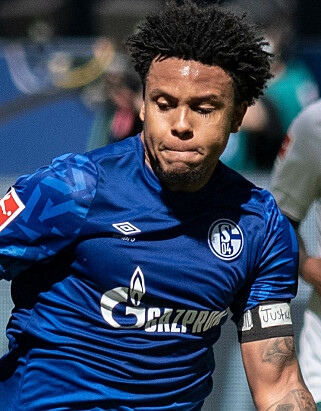 PROTEST: Schalke 04-spiller Weston McKennie bidro i protestene med et svart armbånd under lørdagens kamp. Foto: Bernd Thissen(AFP PROTEST: Schalke 04-spiller Weston McKennie bidro i protestene med et svart armbånd under lørdagens kamp. Foto: Bernd Thissen(AFP