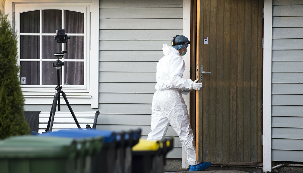 KRIMTEKNISKE UNDERSØKELSER: Politiet har gjennom natten jobbet i boligen på Brattholmen på Sotra, der den avdøde kvinnen ble funnet lørdag kveld. Foto: Marit Hommedal / NTB scanpix KRIMTEKNISKE UNDERSØKELSER: Politiet har gjennom natten jobbet i boligen på Brattholmen på Sotra, der den avdøde kvinnen ble funnet lørdag kveld. Foto: Marit Hommedal / NTB scanpix