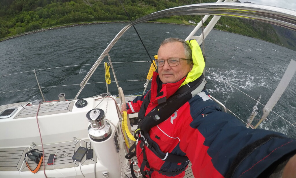 FALSK TRYGGHET: Jon Amtrup advarer båtfolket mot den oppblåsbare redningsvestens falske trygghet - hvis du glemmer å teste den. Foto: Privat FALSK TRYGGHET: Jon Amtrup advarer båtfolket mot den oppblåsbare redningsvestens falske trygghet - hvis du glemmer å teste den. Foto: Privat