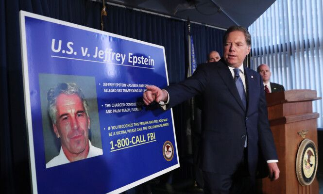 INGEN KAUSJON: Dette bildet er tatt på pressekonferansen som ble avhold dagen Epstein ble arrestert og siktet. Han var villig til å betale mye penger for å slippe ut, men dommeren nektet ham kausjon. Foto: NTB Scanpix INGEN KAUSJON: Dette bildet er tatt på pressekonferansen som ble avhold dagen Epstein ble arrestert og siktet. Han var villig til å betale mye penger for å slippe ut, men dommeren nektet ham kausjon. Foto: NTB Scanpix