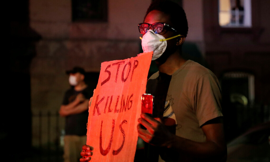 «STOP KILLING US»: En afroamerikansk mann holder opp et skilt med påskriften «STOP KILLING US» under en demonstrasjon i Brooklyn i New York fredag. Flere mørkhudede sier de frykter for sine liv i USA. Foto: REUTERS / Shannon Stapleton / NTB scanpix «STOP KILLING US»: En afroamerikansk mann holder opp et skilt med påskriften «STOP KILLING US» under en demonstrasjon i Brooklyn i New York fredag. Flere mørkhudede sier de frykter for sine liv i USA. Foto: REUTERS / Shannon Stapleton / NTB scanpix