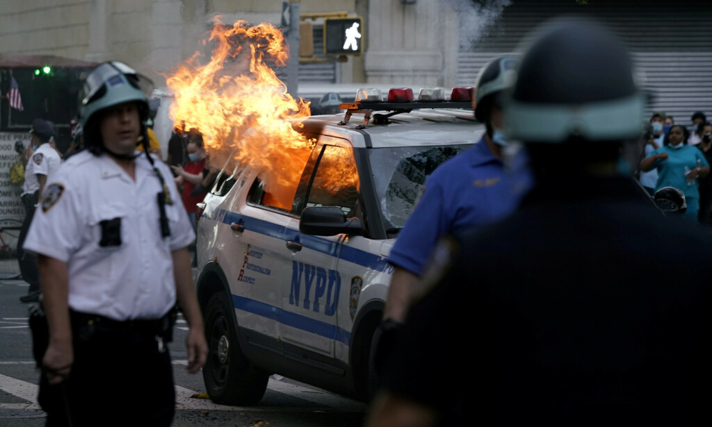 ANGRIPER POLITIET: En politibil i New York ble satt i flammer under voldsomme protester lørdag. Foto: REUTERS / Eduardo Munoz / NTB scanpix ANGRIPER POLITIET: En politibil i New York ble satt i flammer under voldsomme protester lørdag. Foto: REUTERS / Eduardo Munoz / NTB scanpix