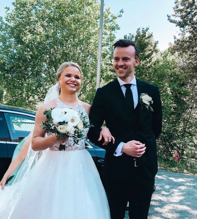 - PERFEKT DAG: Lisa ser frem til å leve livet videre som gift, og forteller at bryllupsdagen var både surrealistisk og en fantastisk opplevelse. Foto: Kristoffer Ulstein - PERFEKT DAG: Lisa ser frem til å leve livet videre som gift, og forteller at bryllupsdagen var både surrealistisk og en fantastisk opplevelse. Foto: Kristoffer Ulstein