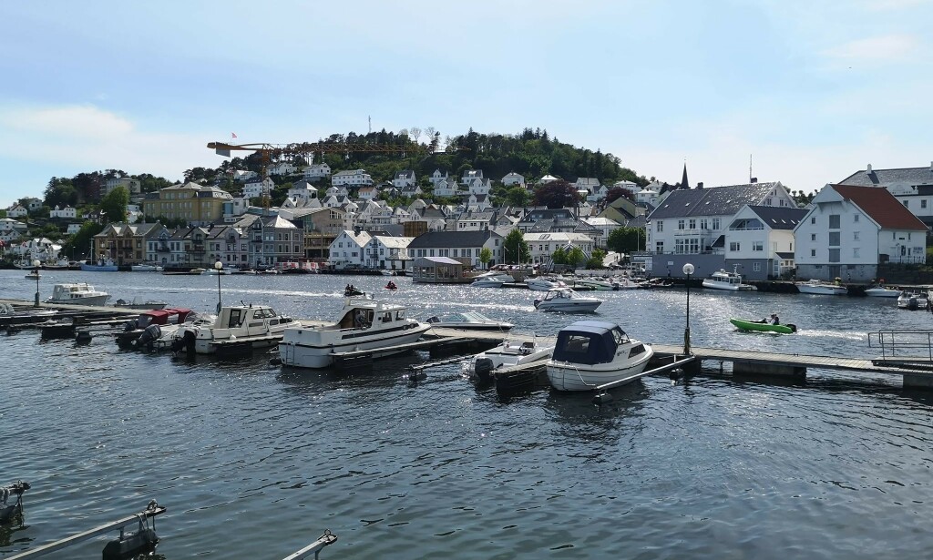 FARSUND: I vakre Farsund er det mange som har tatt seg en tur med båten i dag. Foto: Stine Frislid Nilsen FARSUND: I vakre Farsund er det mange som har tatt seg en tur med båten i dag. Foto: Stine Frislid Nilsen