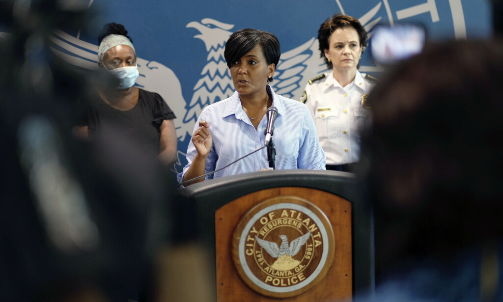 Atlanta-ordfører Keisha Lance Bottoms kunngjør her portforbud etter klokka 21 lørdag 30. mai 2020. Foto: Ben Gray/Atlanta Journal-Constitution via AP Atlanta-ordfører Keisha Lance Bottoms kunngjør her portforbud etter klokka 21 lørdag 30. mai 2020. Foto: Ben Gray/Atlanta Journal-Constitution via AP