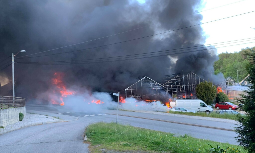 BRANN: Det stiger kraftig svart røyk opp fra brannen. Foto: Lasse Bjørge. BRANN: Det stiger kraftig svart røyk opp fra brannen. Foto: Lasse Bjørge.