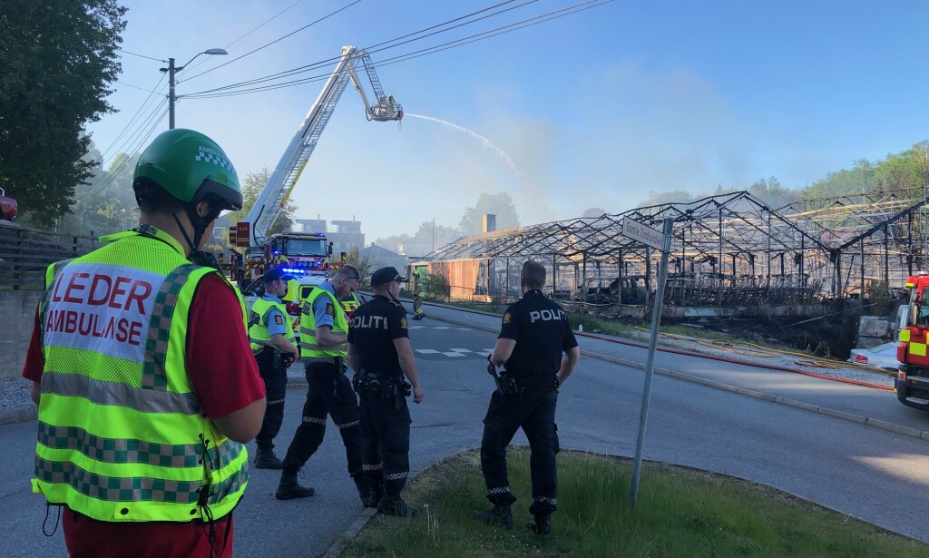 STORBRANN: Like etter klokka 19 meldte politiet at de har kontroll på brannen. Foto: Nyhetstips.no. STORBRANN: Like etter klokka 19 meldte politiet at de har kontroll på brannen. Foto: Nyhetstips.no.