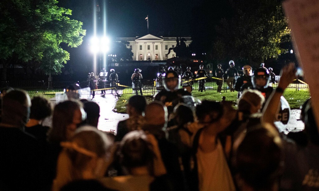 STENGTE: Demonstrasjonene natt til lørdag førte til at Det hvite hus stengte av. Foto: Eric Baradat / AFP STENGTE: Demonstrasjonene natt til lørdag førte til at Det hvite hus stengte av. Foto: Eric Baradat / AFP