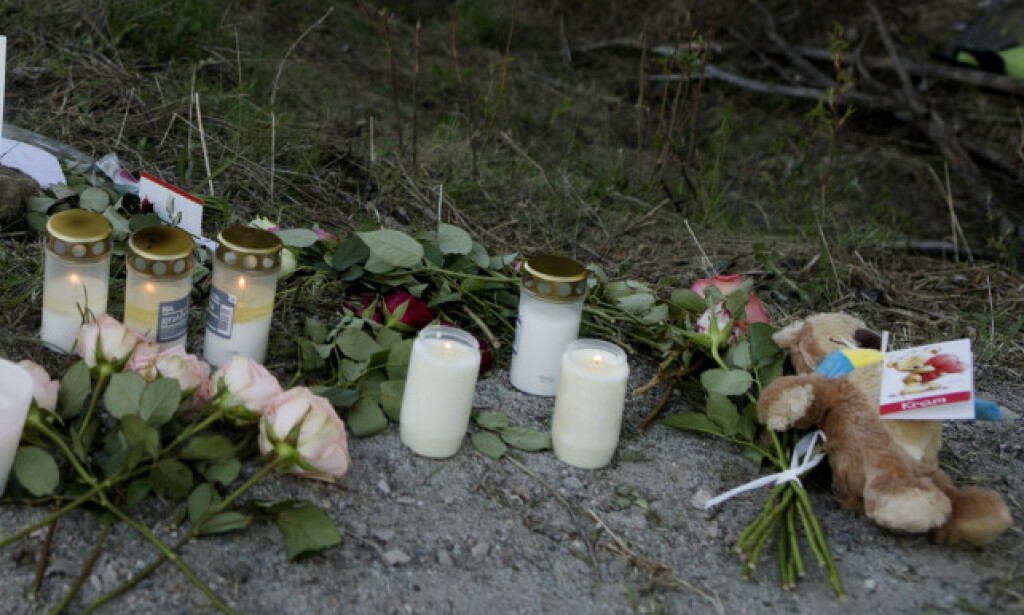 TRAGEDIE: Lys og blomster er lagt ned på stedet der fire 16 år gamle gutter omkom i en singelulykke med bil natt til søndag. Foto: Mats Andersson / TT / NTB scanpix TRAGEDIE: Lys og blomster er lagt ned på stedet der fire 16 år gamle gutter omkom i en singelulykke med bil natt til søndag. Foto: Mats Andersson / TT / NTB scanpix
