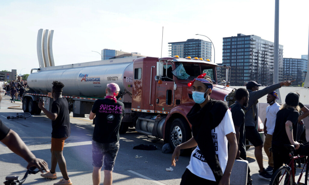 PÅGREPET: Demonstranter rundt tankbilen på I-35 i Minneapolis. Foto: REUTERS/Go Nakamura PÅGREPET: Demonstranter rundt tankbilen på I-35 i Minneapolis. Foto: REUTERS/Go Nakamura