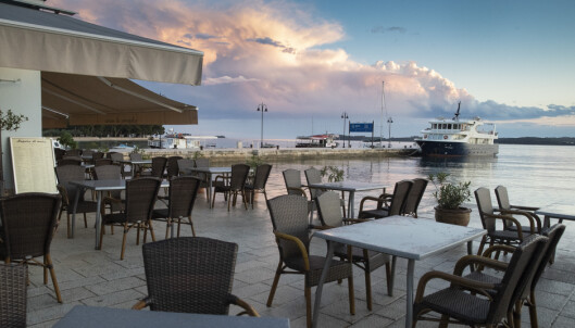 Kafeer og restauranter ligger øde i havnen i Fazana i Kroatia tirsdag denne uken. Lokalt næringsliv lider under nedstengningstiltakene. Foto: Darko Bandic / AP / NTB scanpix Kafeer og restauranter ligger øde i havnen i Fazana i Kroatia tirsdag denne uken. Lokalt næringsliv lider under nedstengningstiltakene. Foto: Darko Bandic / AP / NTB scanpix