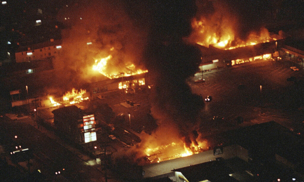 I FLAMMER: Los Angeles tok fyr, bokstavlig talt, i seks døgn fra 29. april 1992. Da ble fire politimenn frikjent for vold under under pågripelsen av Rodney King i mars året før. Her er et shoppingsenter satt i brann. Foto: AP/NTB Scanpix. I FLAMMER: Los Angeles tok fyr, bokstavlig talt, i seks døgn fra 29. april 1992. Da ble fire politimenn frikjent for vold under under pågripelsen av Rodney King i mars året før. Her er et shoppingsenter satt i brann. Foto: AP/NTB Scanpix.