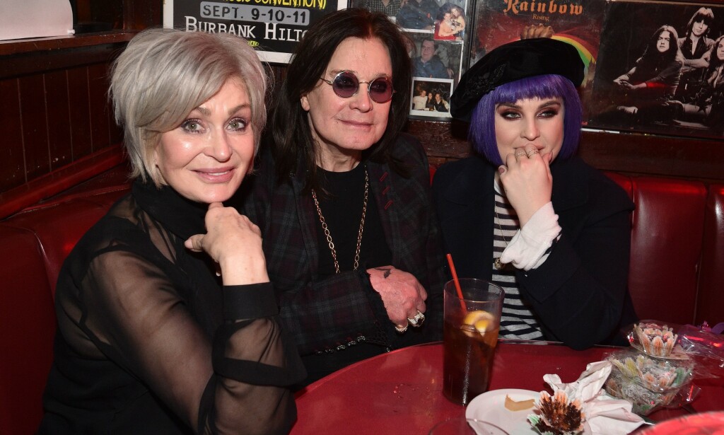 OSBOURNE-FAMILIEN: Her er Sharon Osbourne med sin nye grå hårfarge i februar. I midten sitter ektemannen Ozzy, og til høyre datteren Kelly. Foto: NTB Scanpix OSBOURNE-FAMILIEN: Her er Sharon Osbourne med sin nye grå hårfarge i februar. I midten sitter ektemannen Ozzy, og til høyre datteren Kelly. Foto: NTB Scanpix